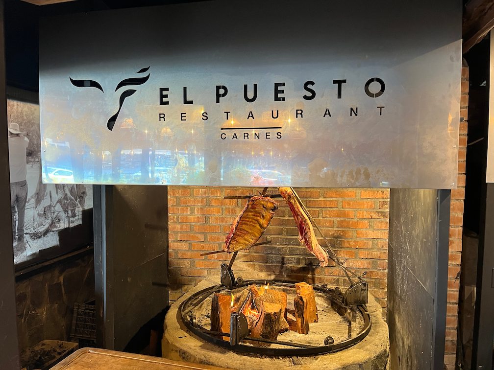 Corte tomahawk a la parrilla en El Puesto Restaurant en Puerto Varas