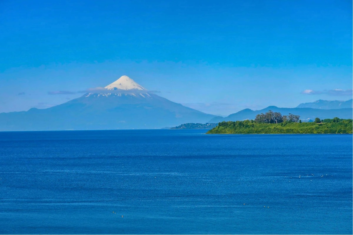 Vista del Lago Llanquihue y el volcán Osorno en Puerto Varas