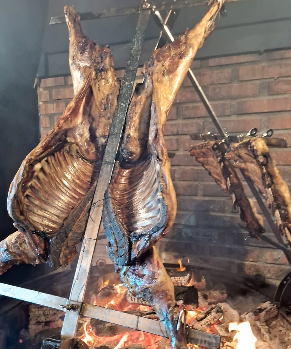 Asador patagónico con cordero patagónico en El Puesto Restaurant en Puerto Varas.