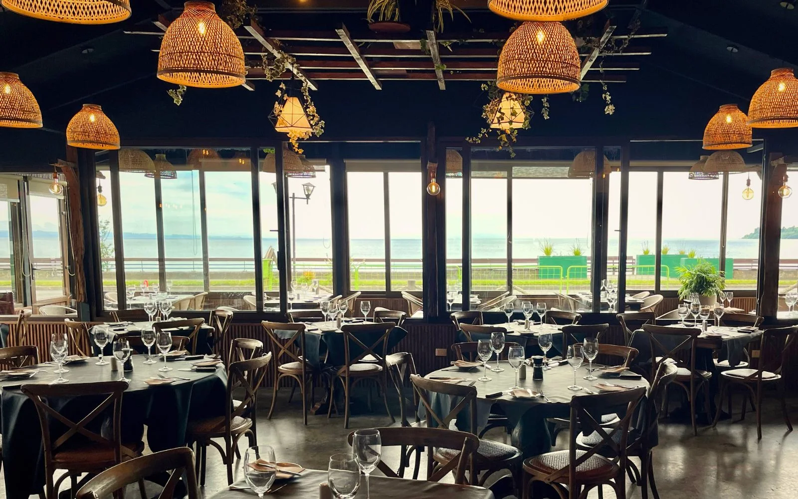 Interior de El Puesto Restaurant en Puerto Varas con vista al Lago Llanquihue